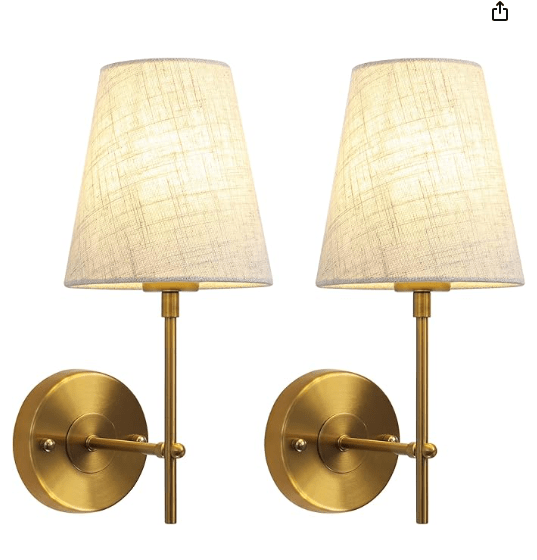 Deux appliques murales dorées avec abat-jours en lin clair.